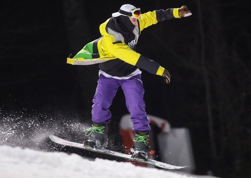 Uz epidemiološke mjere: Skijaši i snowboarderi uživali u noćnom skijanju na Sljemenu