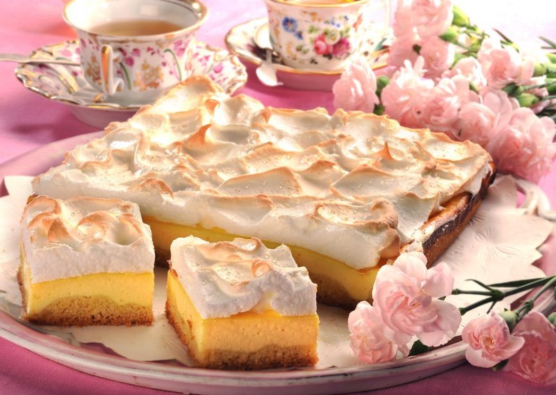 Isprobajte ovaj jednostavan kremasti kolač s okusom vanilije koji vam neće oduzeti puno vremena