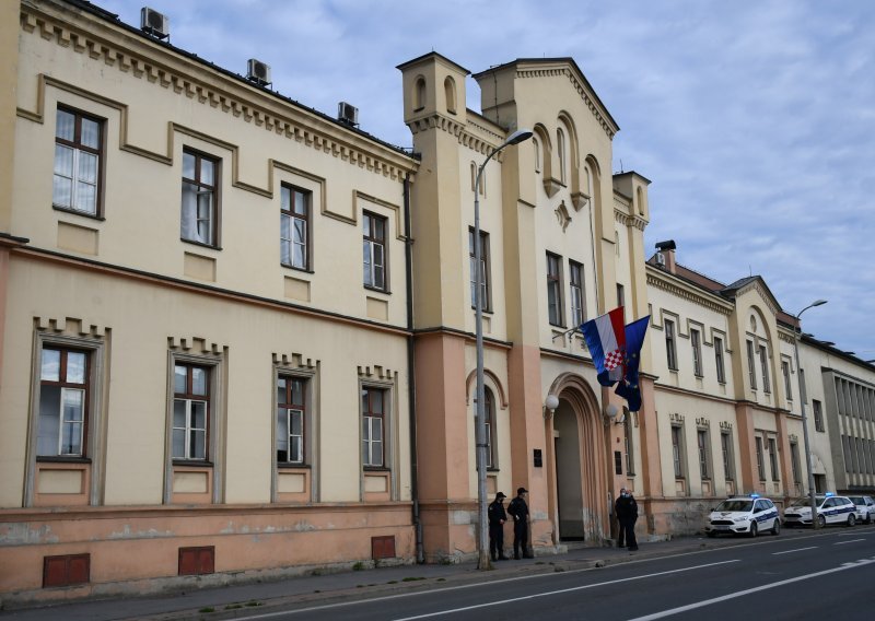 Pritvoren mladić osumnjičen da je nožem pokušao ubiti oca