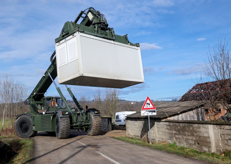 Hrvatska vojska pomaže postavljati kontejnere i mobilne kućice