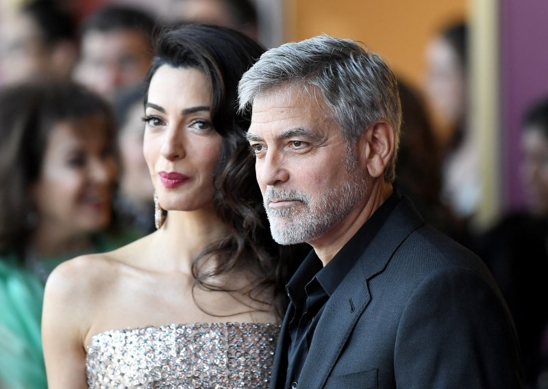 George Clooney priznao da u 'lockdownu' pere posuđe i veš te šiša sina: 'Supruga mi je rekla da će me ubiti ako dirnem kćerinu prekrasnu dugu kosu'