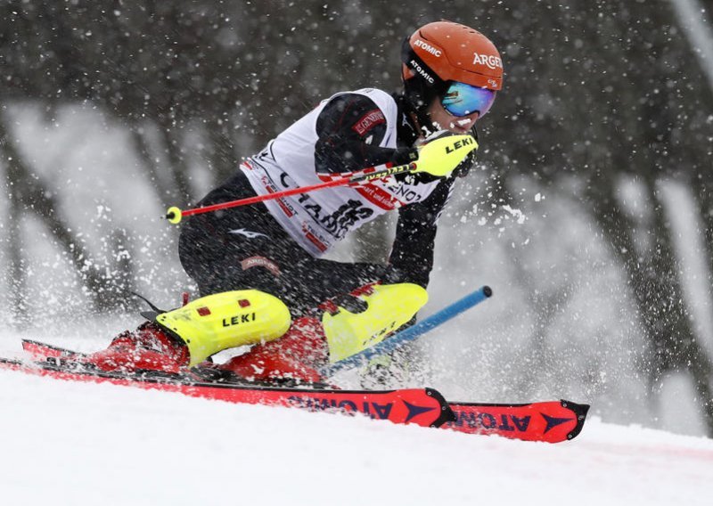 Na teškoj slalomskoj stazi Filip Zubčić stigao je do 15. mjesta, a Matej Vidović utrku je završio kao 22.