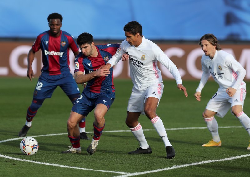 [FOTO] Novi posrtaj madridskog Reala i to na domaćem terenu; Levante srušio 'kraljeve', a možda i Zinedinea Zidanea