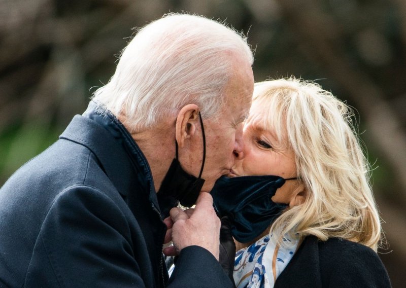 Nježni poljupci u javnosti: Jill Biden ispratila supruga na njegov prvi let službenim helikopterom