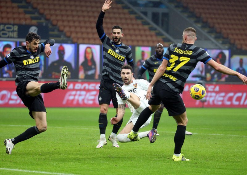 [FOTO] Inter se s lakoćom obračunao s Beneventom te nastavio pritiskati vodeći Milan