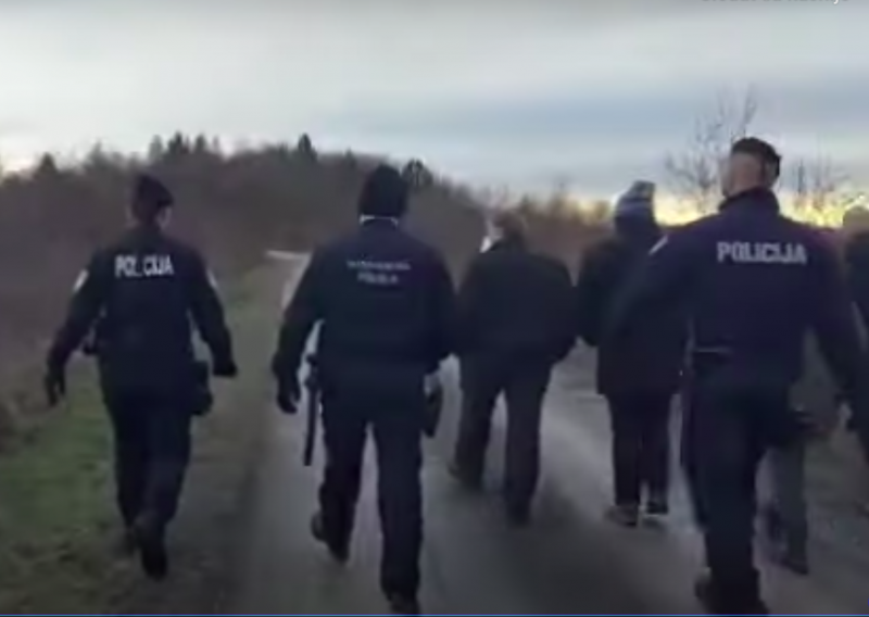 Hrvatski policajci trčali za europarlamentarcima koji su pokušali doći do punkta u šumi gdje se zaustavljaju migranti
