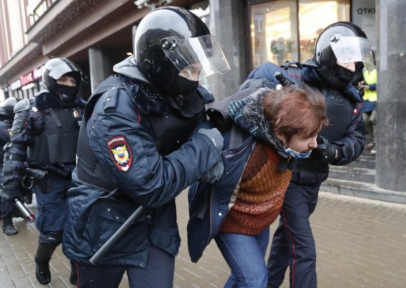 [VIDEO/FOTO] Privedeno više od 4400 prosvjednika u Rusiji, pogledajte kako je to izgledalo