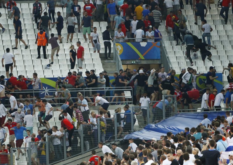 Nasilje na stadionu; žene i djeca bježali od ruskih huligana