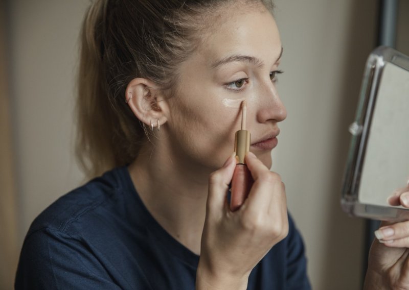 Stvara efekt liftinga lica: Ovaj beauty trik s korektorom postao je viralni hit na TikToku