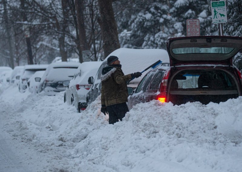 Snažna snježna oluja na sjeveroistoku SAD-a: U New Yorku palo preko 33 centimetara snijega