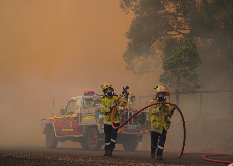 Australski vatrogasci bore se s požarom koji uništava domove
