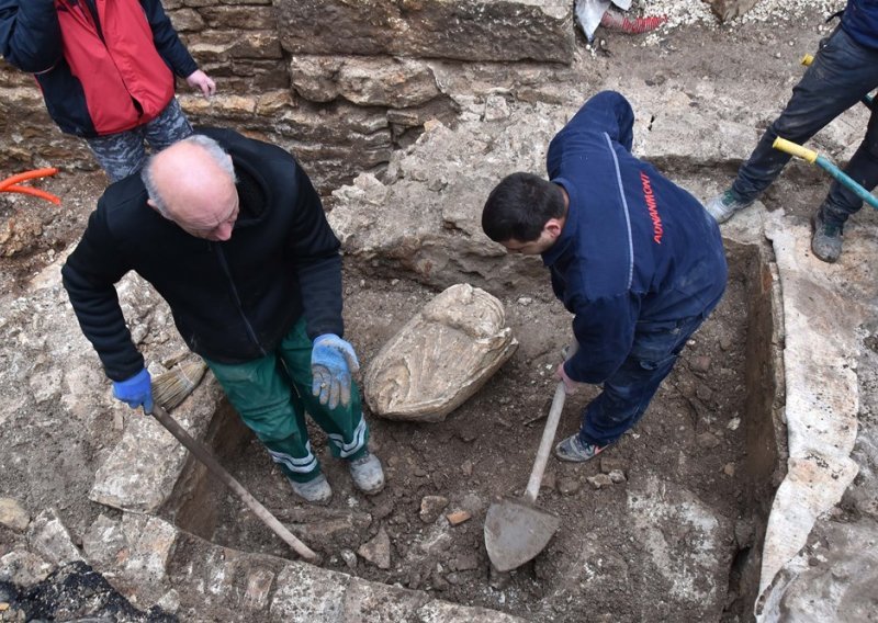 Veliko arheološko otkriće u Puli: Prvi put nakon Drugog svjetskog rata iskopan kameni ljudski torzo