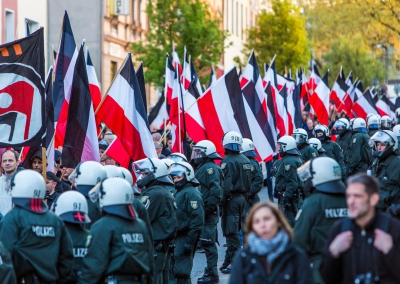Radikalna desnica se naoružava u Njemačkoj; nagli porast izdavanja dozvola za oružje