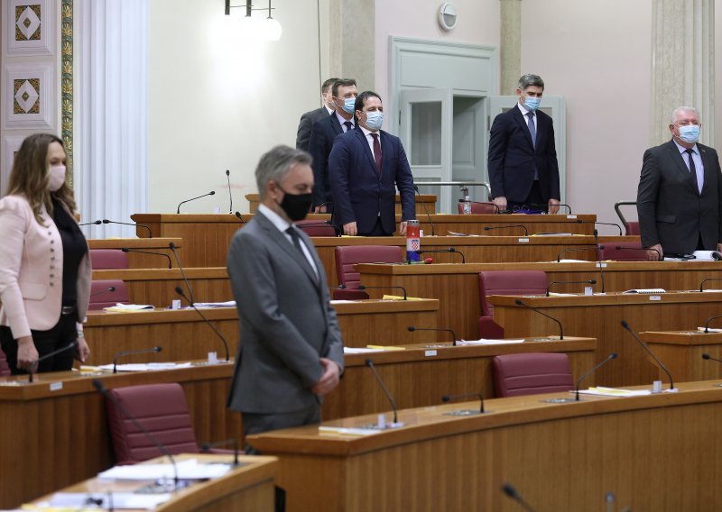 [FOTO] Zastupnici minutom šutnje odali počast svom preminulom kolegi, na Tuđmanovom mjestu u sabornici postavljene svijeća i ruža