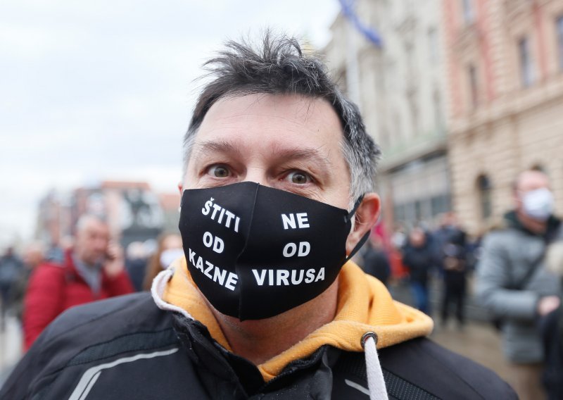 [FOTO] Ogorčeni konobari i kuhari, koronaskeptici, ali i jedan nesuđeni predsjednik. Svi su oni na Trgu bana Jelačića tražili svoju pravicu