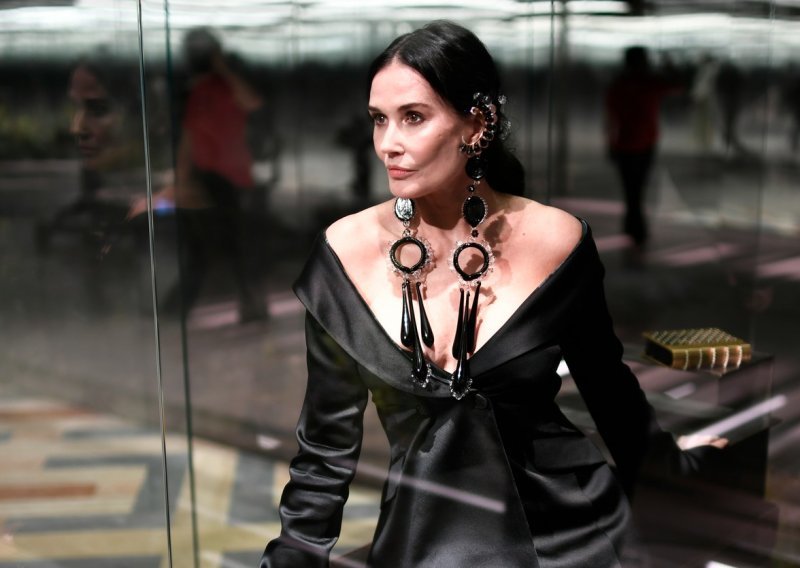 Demi Moore se oglasila o svom manekenskom angažmanu koji je izazvao burne reakcije, a plastični kirurg ima zanimljivo objašnjenje njenog izgleda