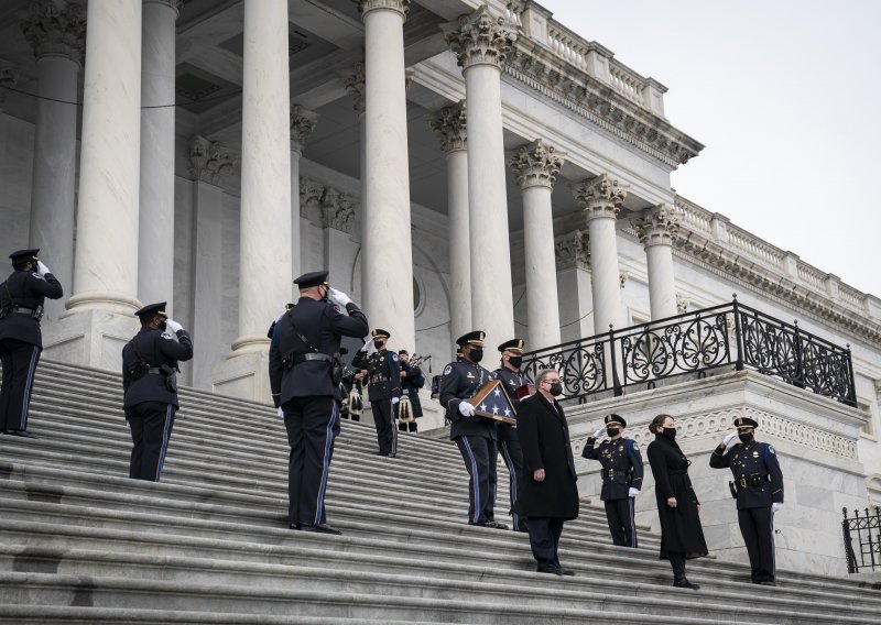 U Kapitolu izložen pepeo policajca stradalog u upadu Trumpovih pristaša