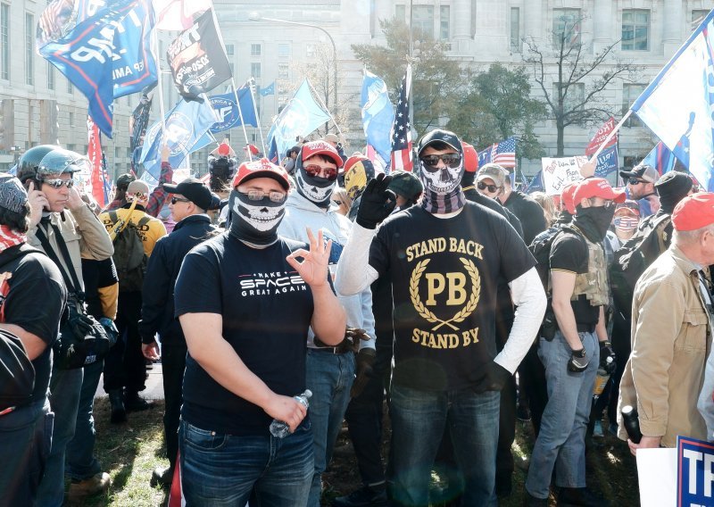 Kanada skupinu Proud Boys proglasila teroristima