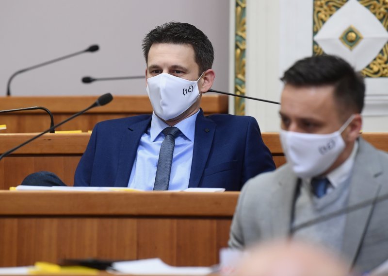 Performans u Saboru: Zastupnici Mosta nose maske s inicijalima ministra Ćorića