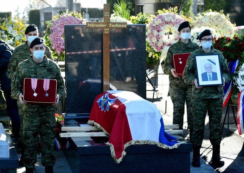Na Mirogoju uz vojne počasti sahranjen Miroslav Tuđman, došao premijer, veliki broj ministara i zastupnika