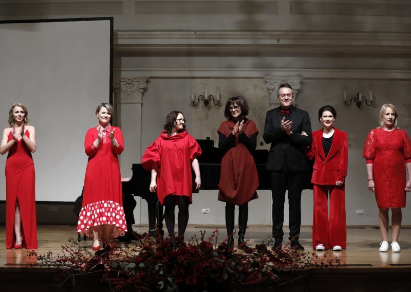 [FOTO] Prigodne kreacije domaćih dizajnera nosile žene koje su preživjele moždani udar