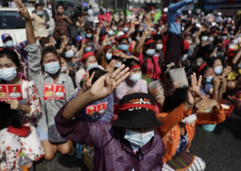 Mjanmarska policija pucanjem u zrak rastjerala prosvjede