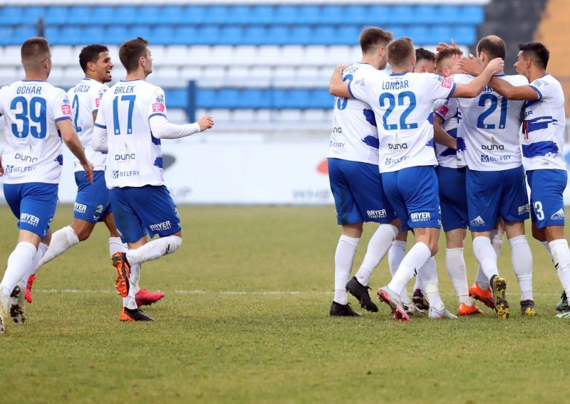 [VIDEO/FOTO] Osijek nakon pobjede nad Hajdukom opet lider prvenstva; Kleinheisler zabio prekrasan gol, gosti utakmicu završili s desetoricom igrača