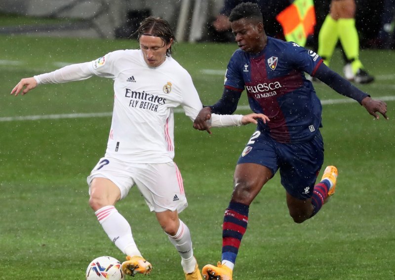 [FOTO] Luka Modrić odigrao još jednu odličnu utakmicu za Real; Raphael Varane spriječio senzaciju Huesce i sačuvao posao Zinedineu Zidaneu