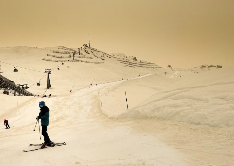 [FOTO] Masivan oblak krvave kiše putuje prema Hrvatskoj: U švicarskim Alpama pijesak se pomiješao sa snijegom, pogledajte fascinantne fotografije