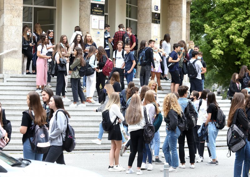 U Zagrebu i Ličkoj županiji gotovo svi srednjoškolci vraćaju se u školske klupe, nastava u većini županija kao i do sada