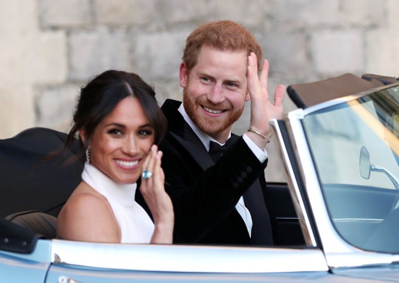 Princ Harry nakon dugo vremena snimljen u javnosti: Vozio se gradom u nimalo luksuznom autobusu, a Meghan Markle i Archieja nije bilo na vidiku