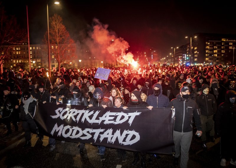 Više stotina osoba u Kopenhagenu prosvjedovalo protiv strogih mjera i uvođenja covid putovnica