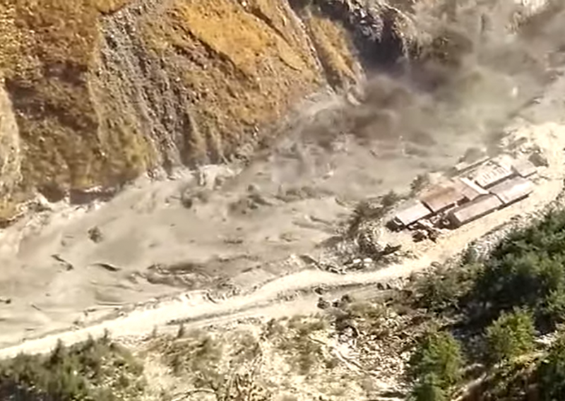 [VIDEO] Dio himalajskog ledenjaka odlomio se, izazvao lavinu i udario u branu, strahuje se da je poginulo i do 150 osoba