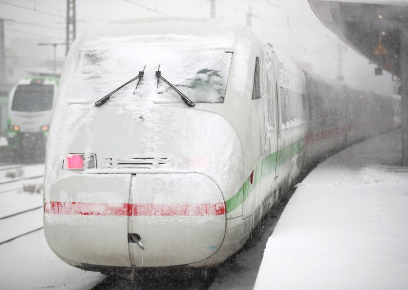 Njemački meteorolozi najavljuju 'dolazak izvanredne zime', zbog snijega na sjeveru zemlje dijelom zaustavljen željeznički promet