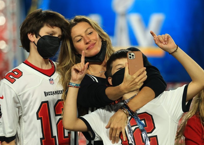 Zbog djece su pristali na sve: Gisele Bündchen na Super Bowl je stigla sa svojom djecom, ali i sinom Toma Bradyja iz prethodne veze