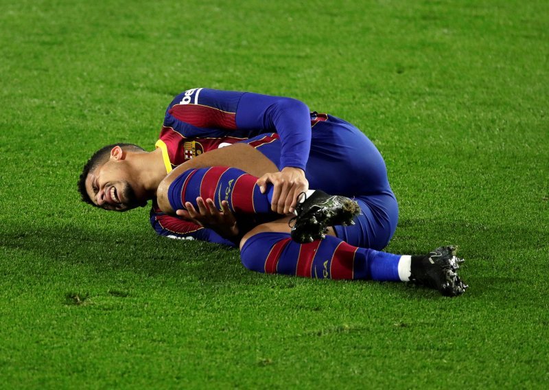 [FOTO] Treneru Barcelone Ronaldu Koemanu stižu loše vijesti, jedna za drugom