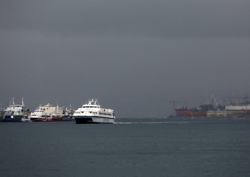 Vjetar prekinuo pomorski promet; katamarani, trajekti i brodovi ne voze, metereolozi upozoravaju: Budite pripravni na olujne brzine vjetra s visokim valovima