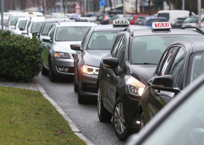 [VIDEO/FOTO] Taksisti ljuti na Uber i Bolt: Vožnja od Glavnog do Autobusnog kolodvora ne može stajati samo 14 kuna