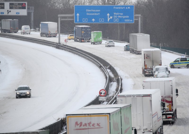 [FOTO] Polarni val i treći dan paralizira promet u Njemačkoj