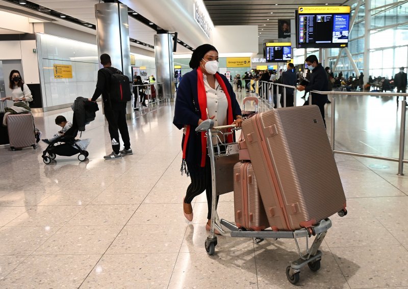 UK: Putnici iz visokorizičnih zemalja od danas moraju u hotelsku karantenu