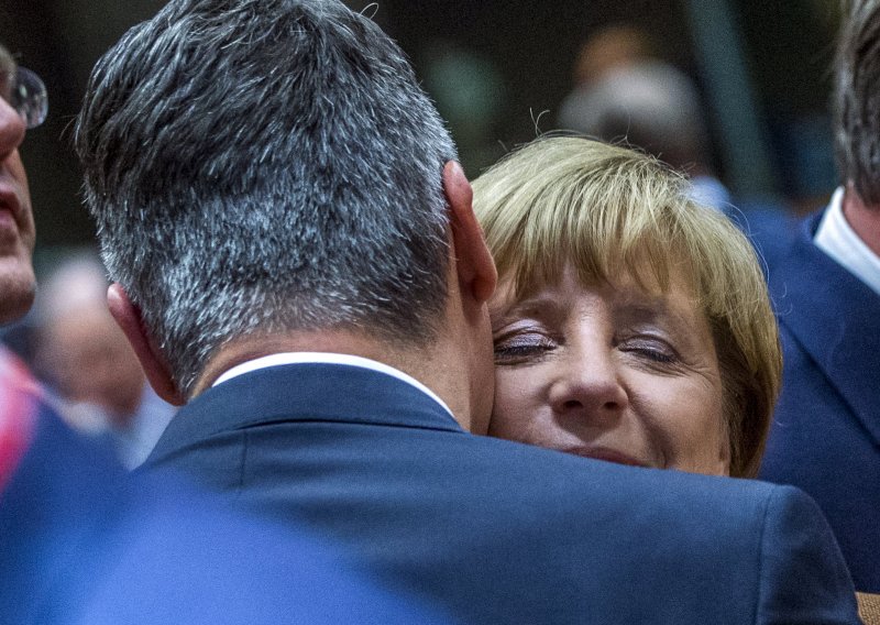 Merkel i Milanović sretno zagrljeni u Bruxellesu