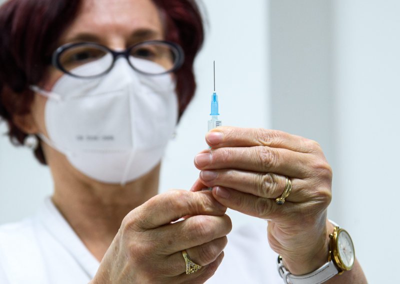 Troje zdravstvenih radnika nakon cjepiva AstraZenece u bolnici zbog ugrušaka