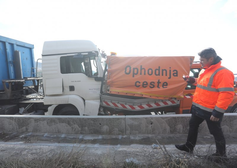 [FOTO] Tragedija: Kamion pregazio radnika na cesti