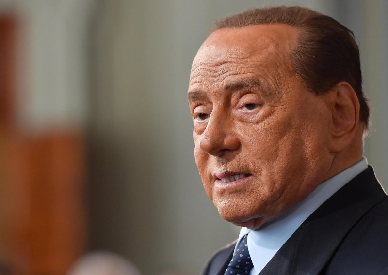 Berlusconi izašao iz bolnice, ali na sporedni izlaz