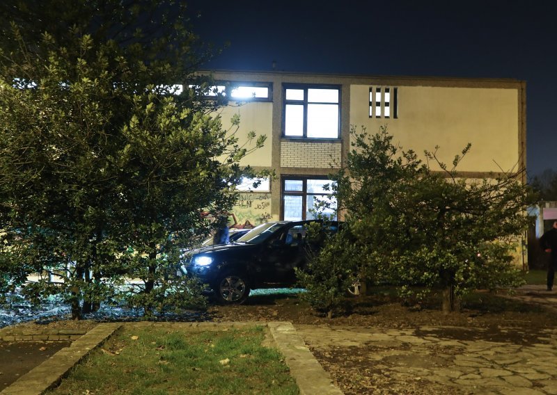 [FOTO/VIDEO] Potjera u Novom Zagrebu: Bježao policiji i zabio se u drvo ispred škole, djeca bježala pred jurećim automobilom