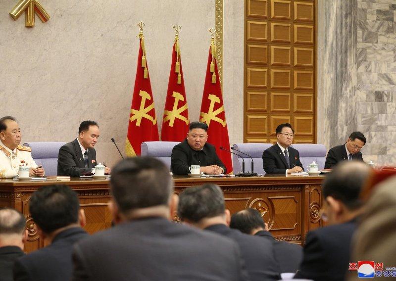 Kim Jong Un raspalio po najbližim suradnicima jer nisu ostvarili ciljeve petoljetke: Nesposobni ste!