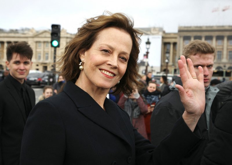 Sigourney Weaver je ulogu u hit seriji 'Call My Agent', u kojoj ismijava samu sebe, prihvatila bez čitanja scenarija