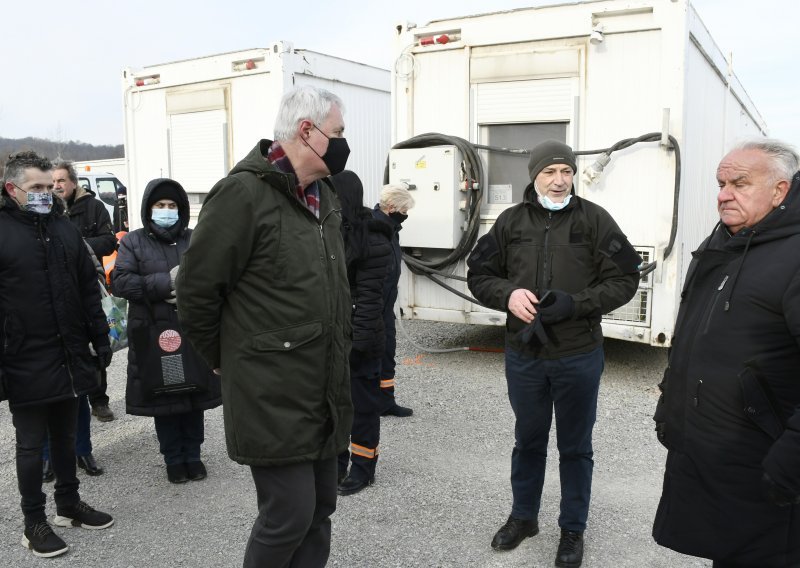 [FOTO] Počelo useljavanje u kontejnersko naselje u Petrinji