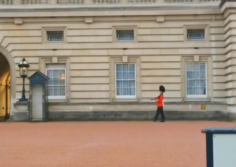 Buckinghamski stražar pod istragom zbog smiješnog hoda
