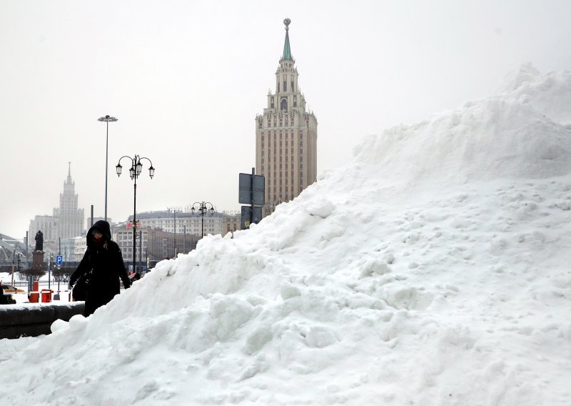 [FOTO] Apokalipsa u Moskvi, napadala rekordna količina snijega: Otkazani letovi, prometne gužve...